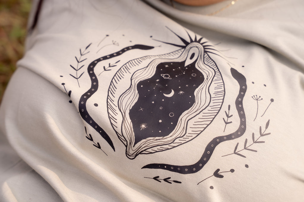 T-Shirt "Vulva Universe" Bio-Baumwolle  Light Olive